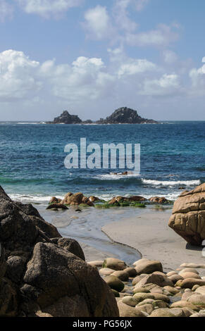 La plage de Porth Nanven avec le Brisons dans la Distance, Lit bébé, de la vallée de St Just, Cornwall UK Banque D'Images