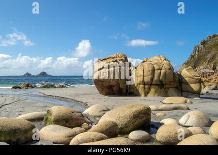 La plage de Porth Nanven avec le Brisons dans la Distance, Lit bébé, de la vallée de St Just, Cornwall UK Banque D'Images