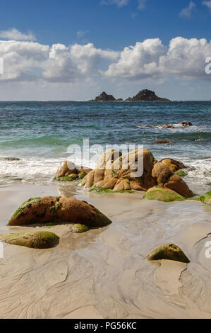 La plage de Porth Nanven avec le Brisons dans la Distance, Lit bébé, de la vallée de St Just, Cornwall UK Banque D'Images