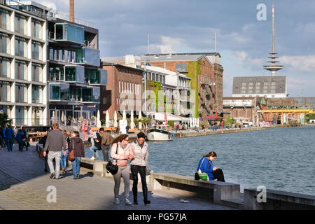 Promenade du port au port de la ville, quartier branché 'creativ quay' (Kreativkai), le port intérieur à Münster, Rhénanie du Nord-Westphalie, Allemagne Banque D'Images