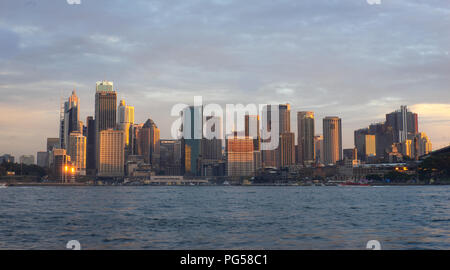 Voir des bâtiments en ville de Sydney pendant l'heure du coucher du soleil la célèbre ville de Sydney vue emblématique de Kirribilli point. L'Australie 11/06/18 Banque D'Images