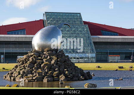 Près de l'aéroport international Keflavik Reykjavik en Islande. Sculpture abstraite appelée le Jet nid par Magnus Thomasson en face. Banque D'Images