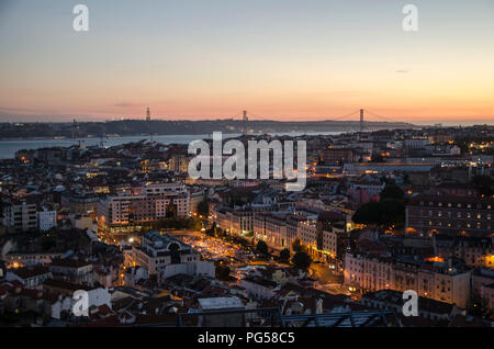 Panorama de la ville de Nossa Senhora do Monte, Lisbonne, Portugal, paysage de ville au coucher du soleil Banque D'Images