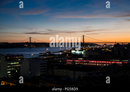 Coucher de soleil sur paysage vue de Santa Catarina à Lisbonne, Portugal Banque D'Images