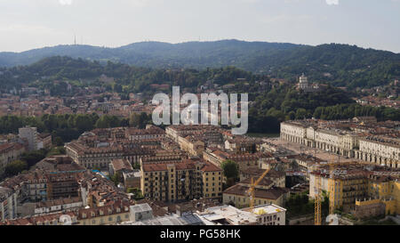 Août 2018 : Vue aérienne de la Piazza Vittorio Veneto, Gran Madre di Dio et Église Santa Maria del Monte dei Cappuccini. Août 2018 à Turin Banque D'Images