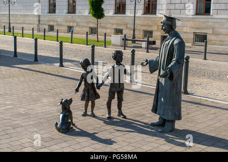 Statuettes Métal d'enfants avec leur enseignant sur la rue à l'intérieur de la citadelle, Alba Iulia Roumanie Banque D'Images