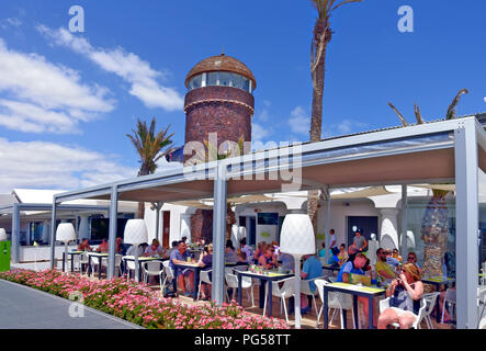 Bar et restaurant donnant sur le port d'El Castillo de Caleta de Fuste, Fuerteventura, Îles Canaries, Espagne Banque D'Images