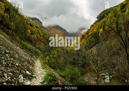 En chemin, la vallée Orfento réserve naturelle. Abruzzo Banque D'Images