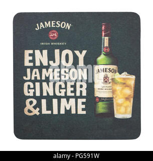 Londres, Royaume-Uni - 22 août 2018 : l'Irish Whiskey Jameson coaster mat papier isolé sur fond blanc. Banque D'Images