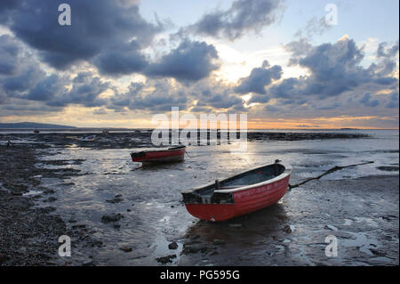 Les petits bateaux à marée basse. Thurstaston, le Wirral, Cheshire, Dee l'estuaire. Un ciel d'orage au-dessus et la côte nord du Pays de Galles dans la distance Banque D'Images