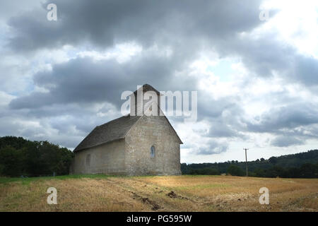 Langley Chapel, Acton Burnell, Shropshire, Angleterre, Royaume-Uni. Vu après le champ de maïs, dans lequel il se trouve, a été moissonné. Ciel menaçant au-dessus Banque D'Images