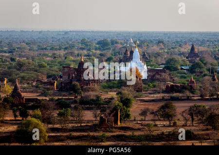 La Pagode blanche dans la plaine de Bagan. Bagan est une ville royale historique au Myanmar avec plus de deux mille pagodes préservés. Banque D'Images