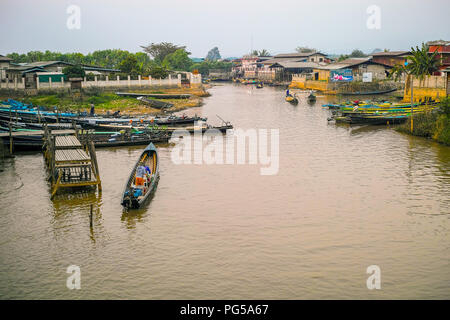 Bateaux en bois long avec cargo dans canal de Nyaungshwe, village de l'Etat Shan du Myanmar Banque D'Images