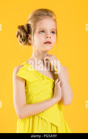 Portrait d'une jeune fille blonde à la taille. Banque D'Images