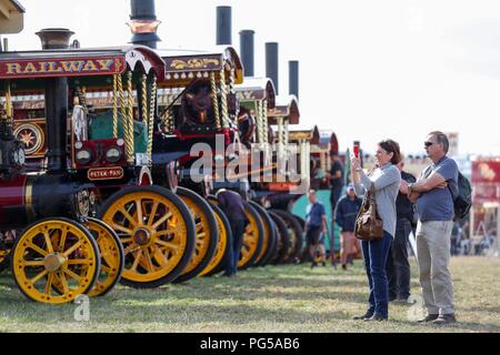 Les visiteurs de prendre des photos d'une ligne de Burrell Showman's Road locomotives dans le grand bain à vapeur, à Dorset juste Tarrant Hinton, près de Blandford Forum, où des centaines de moteurs de traction à vapeur et des équipements mécaniques de toutes les époques, se rassemblent à la foire annuelle qui se déroule jusqu'au lundi férié et fête cette année son 50e anniversaire. Banque D'Images