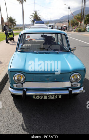 Menton, France - 16 mars 2018 : belle voiture Simca 1000 Bleu Vintage (Vue de face) stationné dans la rue de Menton. Sud de la France Banque D'Images