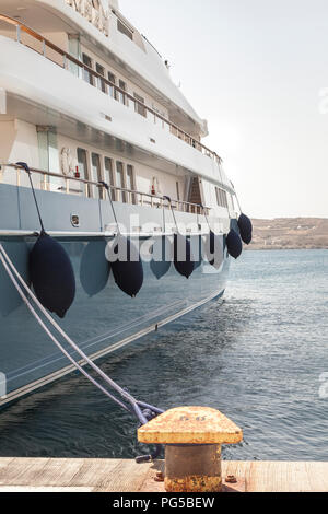 Bateau yacht amarré à quai sur un bollard. Le point de droit. Banque D'Images