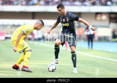 Cristiano Ronaldo de la Juventus en action au cours de la série d'un match de football entre l'Ac Chievo Vérone et la Juventus. Banque D'Images