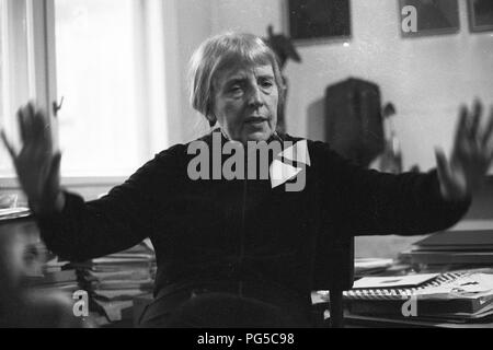 "Le peintre tchèque Adriena Simotova dans son studio à Prague. Simotova a été membre du groupe de l'artiste ''UB 12'''. Banque D'Images