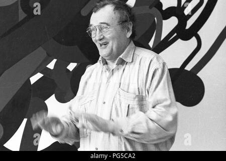 Le peintre tchèque Zdenek Sykora dans son studio à Louny. Sykora utilisé un ordinateur pour la composition d'arrangements de ses tableaux, qu'il a ensuite été transférée à la toile à l'acrylique. À partir de 1966, il est chargé de cours à l'Université Charles à Prague. Banque D'Images