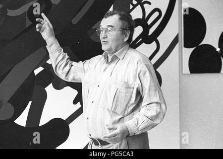 Le peintre tchèque Zdenek Sykora dans son studio à Louny. Sykora utilisé un ordinateur pour la composition d'arrangements de ses tableaux, qu'il a ensuite été transférée à la toile à l'acrylique. À partir de 1966, il est chargé de cours à l'Université Charles à Prague. Banque D'Images