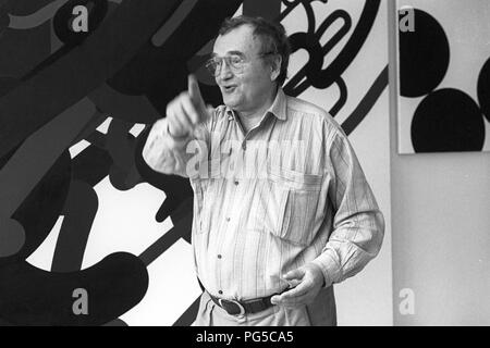 Le peintre tchèque Zdenek Sykora dans son studio à Louny. Sykora utilisé un ordinateur pour la composition d'arrangements de ses tableaux, qu'il a ensuite été transférée à la toile à l'acrylique. À partir de 1966, il est chargé de cours à l'Université Charles à Prague. Banque D'Images