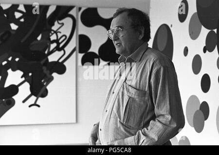 Le peintre tchèque Zdenek Sykora dans son studio à Louny. Sykora utilisé un ordinateur pour la composition d'arrangements de ses tableaux, qu'il a ensuite été transférée à la toile à l'acrylique. À partir de 1966, il est chargé de cours à l'Université Charles à Prague. Banque D'Images