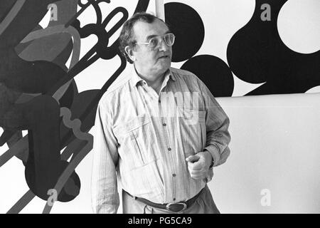 Le peintre tchèque Zdenek Sykora dans son studio à Louny. Sykora utilisé un ordinateur pour la composition d'arrangements de ses tableaux, qu'il a ensuite été transférée à la toile à l'acrylique. À partir de 1966, il est chargé de cours à l'Université Charles à Prague. Banque D'Images