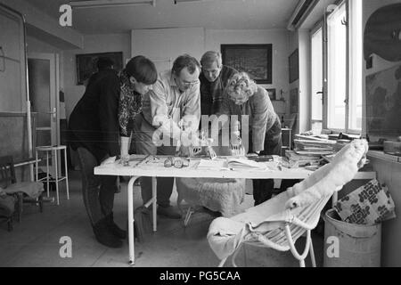 Le peintre tchèque Zdenek Sykora avec les visiteurs dans son atelier à Louny. Sykora utilisé un ordinateur pour la composition d'arrangements de ses tableaux, qu'il a ensuite été transférée à la toile à l'acrylique. À partir de 1966, il est chargé de cours à l'Université Charles à Prague. Banque D'Images