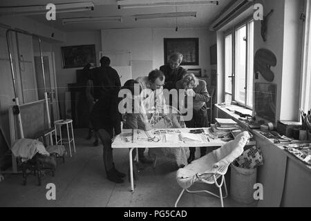 Le peintre tchèque Zdenek Sykora avec les visiteurs dans son atelier à Louny. Sykora utilisé un ordinateur pour la composition d'arrangements de ses tableaux, qu'il a ensuite été transférée à la toile à l'acrylique. À partir de 1966, il est chargé de cours à l'Université Charles à Prague. Banque D'Images