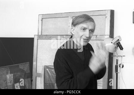 "Le peintre tchèque Milan Grygar (né en 1926 à Zvolen) dans son studio à Prague. Grygar est mieux connu pour son ''Akusticka kresba'' (''Dessins acoustiques''), dans lequel il traduit les sons en formes graphiques.' Banque D'Images