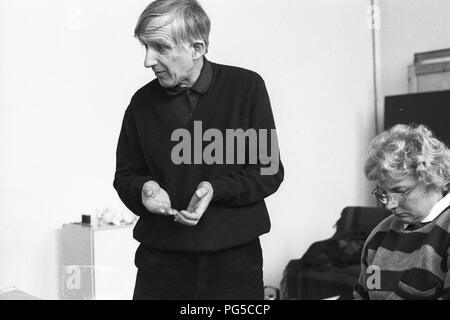 "Le peintre tchèque Milan Grygar (né en 1926 à Zvolen) dans son studio à Prague. Grygar est mieux connu pour son ''Akusticka kresba'' (''Dessins acoustiques''), dans lequel il traduit les sons en formes graphiques.' Banque D'Images