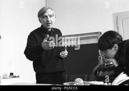 "Le peintre tchèque Milan Grygar (né en 1926 à Zvolen) dans son studio à Prague. Grygar est mieux connu pour son ''Akusticka kresba'' (''Dessins acoustiques''), dans lequel il traduit les sons en formes graphiques.' Banque D'Images