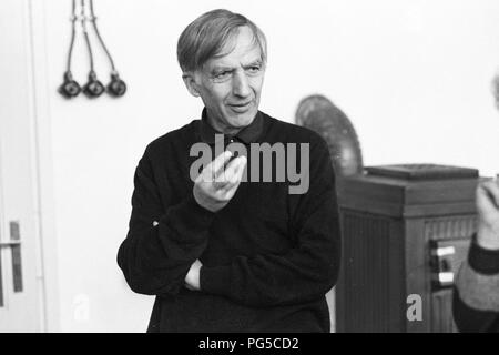 "Le peintre tchèque Milan Grygar (né en 1926 à Zvolen) dans son studio à Prague. Grygar est mieux connu pour son ''Akusticka kresba'' (''Dessins acoustiques''), dans lequel il traduit les sons en formes graphiques.' Banque D'Images