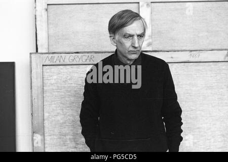 "Le peintre tchèque Milan Grygar (né en 1926 à Zvolen) dans son studio à Prague. Grygar est mieux connu pour son ''Akusticka kresba'' (''Dessins acoustiques''), dans lequel il traduit les sons en formes graphiques.' Banque D'Images