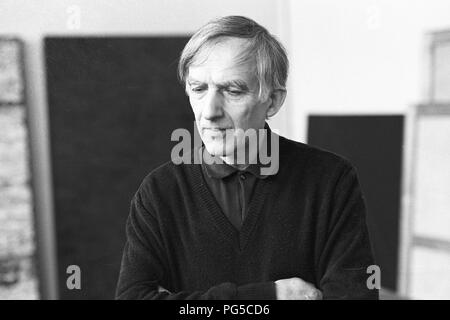 "Le peintre tchèque Milan Grygar (né en 1926 à Zvolen) dans son studio à Prague. Grygar est mieux connu pour son ''Akusticka kresba'' (''Dessins acoustiques''), dans lequel il traduit les sons en formes graphiques.' Banque D'Images