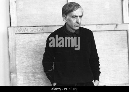 "Le peintre tchèque Milan Grygar (né en 1926 à Zvolen) dans son studio à Prague. Grygar est mieux connu pour son ''Akusticka kresba'' (''Dessins acoustiques''), dans lequel il traduit les sons en formes graphiques.' Banque D'Images