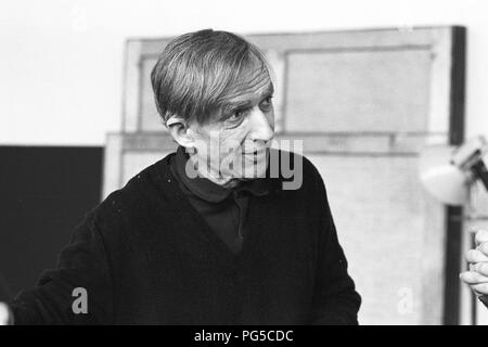 "Le peintre tchèque Milan Grygar (né en 1926 à Zvolen) dans son studio à Prague. Grygar est mieux connu pour son ''Akusticka kresba'' (''Dessins acoustiques''), dans lequel il traduit les sons en formes graphiques.' Banque D'Images