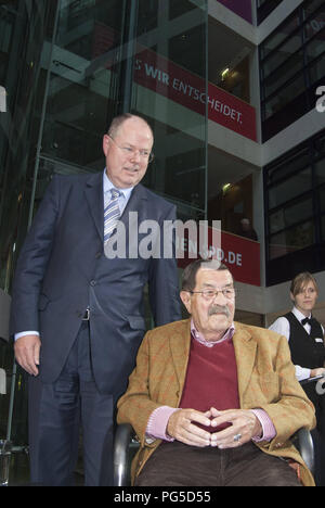 'Berlin, Allemagne, 26.06.2013 : présentation de livre dans Willy-Brandt-House : ''Willy Brandt et Guenter Grass : l'échange de lettres'' avec Guenter Grass, écrivain (à droite) et de Peer Steinbrueck, SPD-politicien et candidat de chancelier (à gauche). Lire par Burghart Klaussner et Dieter Mann, acteurs ' Banque D'Images