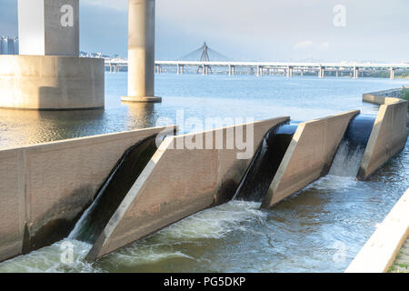 Structures de petite rivière Han séparé en plusieurs cours d'eau sous le pont, Jamsil, Séoul, Corée Banque D'Images