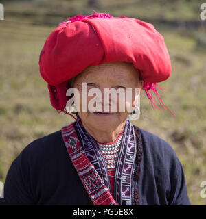 Femme âgée de la communauté Dao Rouge, près de Sapa, Vietnam Banque D'Images