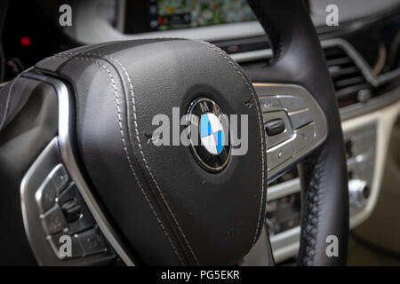 Genève, SUISSE - Le 6 mars 2018 : le volant d'une BMW 7-series voiture présentée à la 88e Salon International de l'Automobile de Genève. Banque D'Images