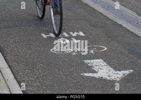 10 MPH bike lane sign painted direction sur route en milieu urbain de la rue de la ville. La bicyclette plus signer de limite de vitesse pour la sécurité Banque D'Images