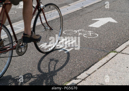 Bike Lane road signe indiquant la limite de vitesse de 10 mph peint sur le chemin de la chaussée. Au cours de l'entraînement cycliste symbole et mots écrits sur la chaussée Banque D'Images