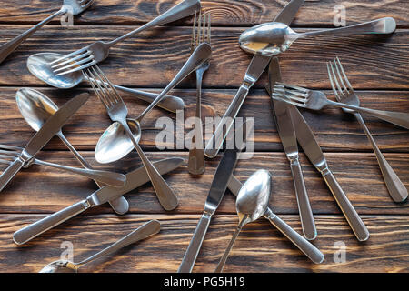 Vue de dessus de la coutellerie en acier disposés sur une table en bois Banque D'Images