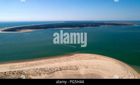 Vue aérienne du Galon d'Or plage et l'île d'Oléron en Charente Maritime Banque D'Images