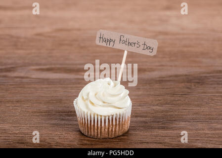 Cupcake savoureux avec Happy fathers day inscription sur la surface en bois Banque D'Images