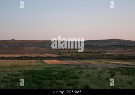 Croatie : vue panoramique au coucher du soleil à partir de la route sur l'île de Pag, la cinquième plus grande île de la côte croate dans le nord de la mer Adriatique Banque D'Images