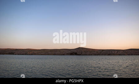 Croatie : vue panoramique au coucher du soleil à partir de la route sur l'île de Pag, la cinquième plus grande île de la côte croate dans le nord de la mer Adriatique Banque D'Images