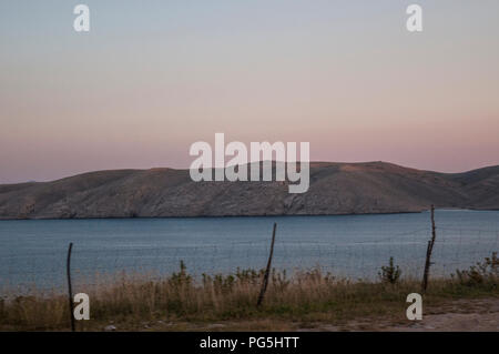 Croatie : vue panoramique au coucher du soleil à partir de la route sur l'île de Pag, la cinquième plus grande île de la côte croate dans le nord de la mer Adriatique Banque D'Images